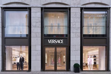 versace düsseldorf geschlossen|VERSACE Öffnungszeiten in Düsseldorf, Breidenbacher Hof, .